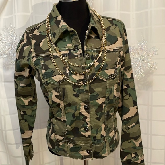 Denim camo jacket by Venus, size M, blinged out buttons and figure flattering - Picture 1 of 10